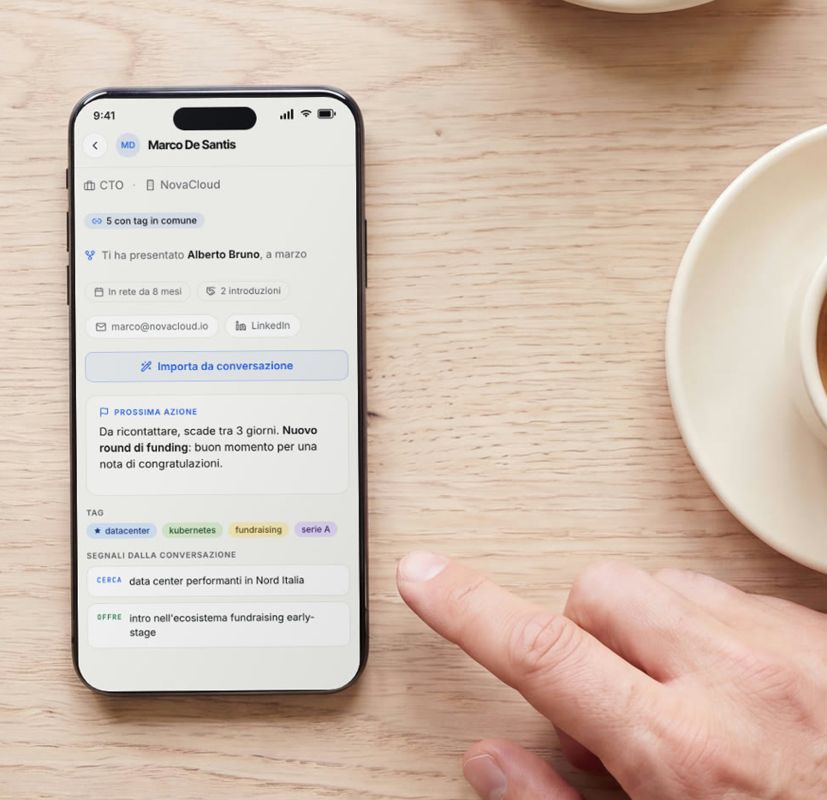 Un telefono sul tavolo con la scheda di un contatto aperta in Salesgram, subito dopo un incontro